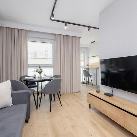 Bright Apartment In Krakow With Garden, Air Conditioning, Parking And Desk By Renters Prestige Esterno foto