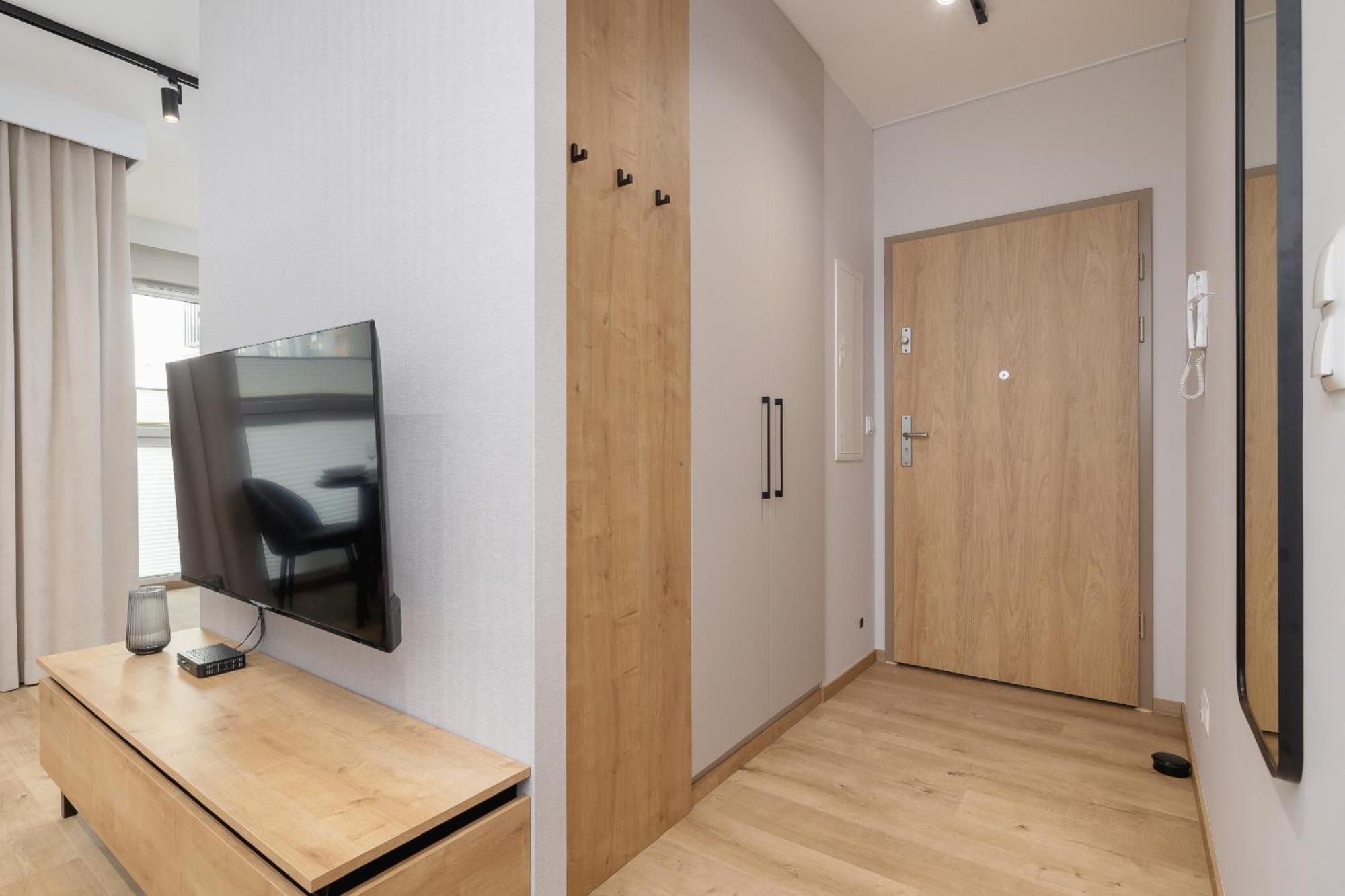 Bright Apartment In Krakow With Garden, Air Conditioning, Parking And Desk By Renters Prestige Esterno foto
