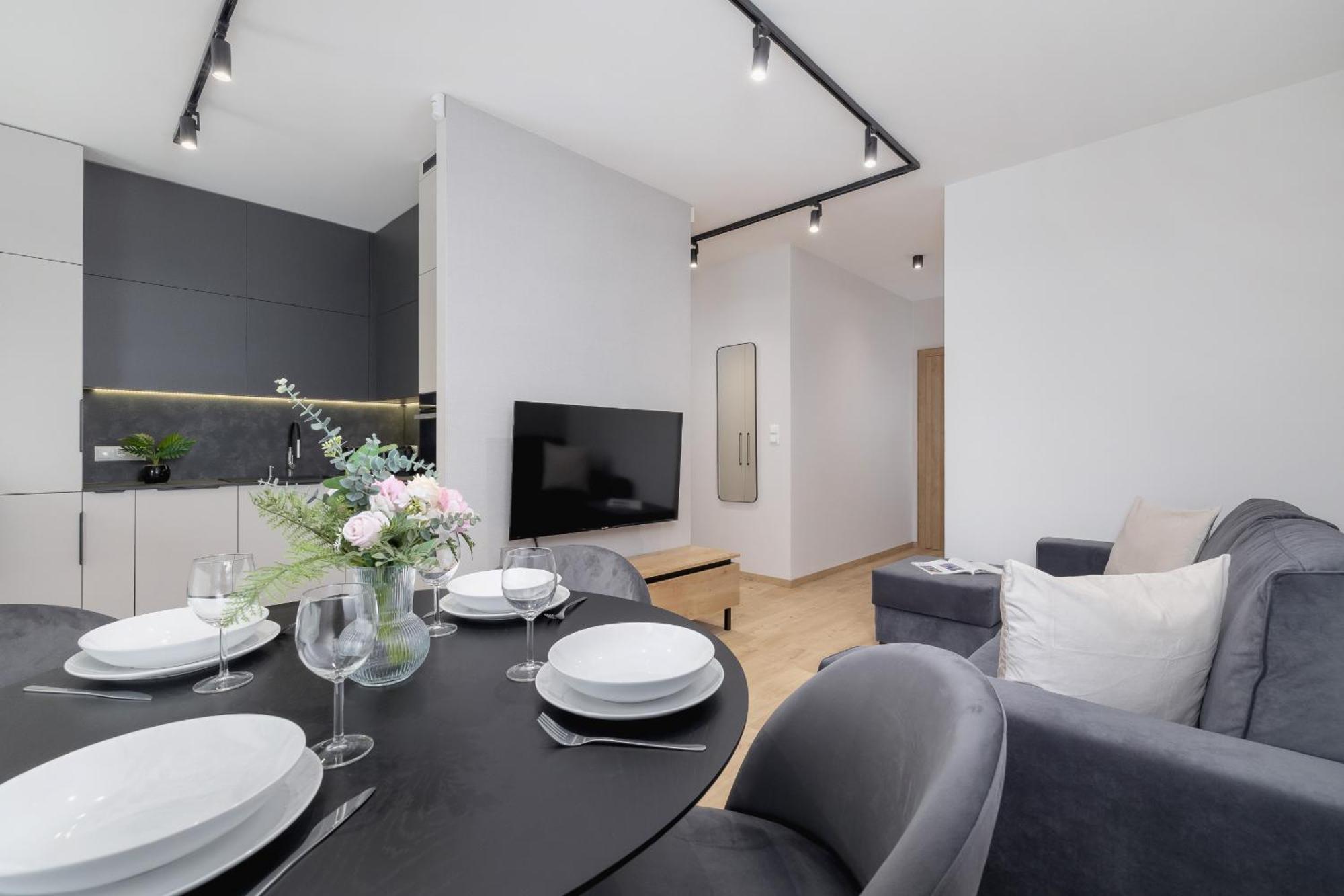Bright Apartment In Krakow With Garden, Air Conditioning, Parking And Desk By Renters Prestige Esterno foto