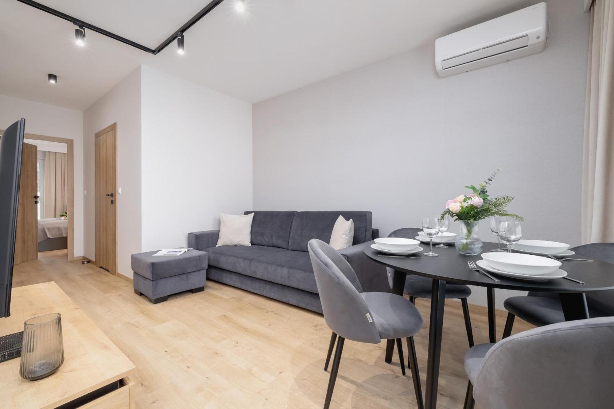 Bright Apartment In Krakow With Garden, Air Conditioning, Parking And Desk By Renters Prestige Esterno foto